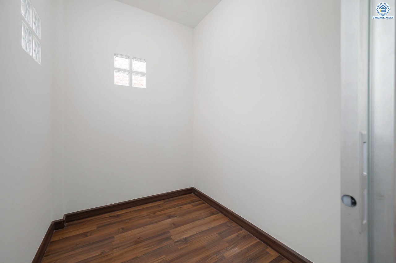 บ้านมือสองตกแต่งใหม่ โครงการ ศุภาลัยวิลล์ วงแหวน-รัตนาธิเบศร์ เนื้อที่กว้างกว่า 52 ตร.ว. ฟังก์ชัน 3 ห้องนอน 2 ห้องน้ำ 2 ที่จอดรถ ตอบโจทย์ทุกการเข้าอยู่ บนทำเลเดินทางสะดวก เชื่อมต่อถนนหลายเส้นทาง เพียง 15 นาทีก็ถึงรถไฟฟ้าสายสีม่วง "สถานีคลองบางไผ่" ใกล้ทางด่วน "กาญจนาภิเษก"